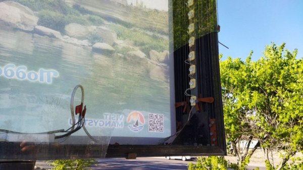 Кто займется разбитыми стендами на набережной Актау