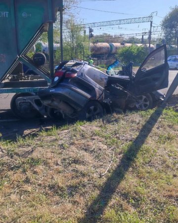 Поезд наехал на два автомобиля на станции Алматы