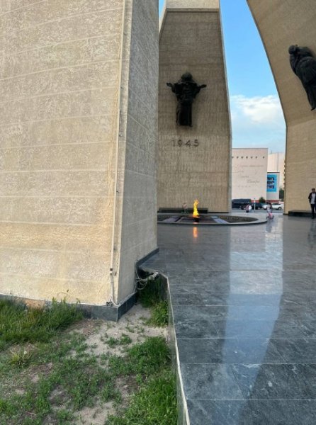 Акимат Актау: скейтеры и вандалы разрушают монумент «Вечный огонь»