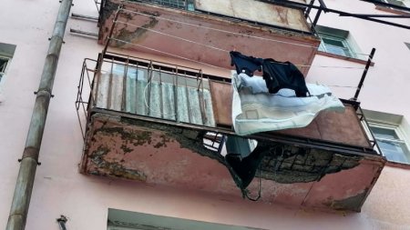 Балкон вместе с женщиной рухнул в Усть-Каменогорске