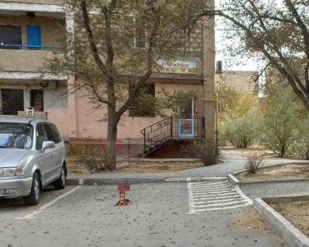 Это самозахват: Акимат Актау обвинил предпринимателя в организации нелегальной стоянки возле заведения