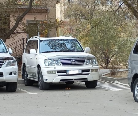 Это самозахват: Акимат Актау обвинил предпринимателя в организации нелегальной стоянки возле заведения