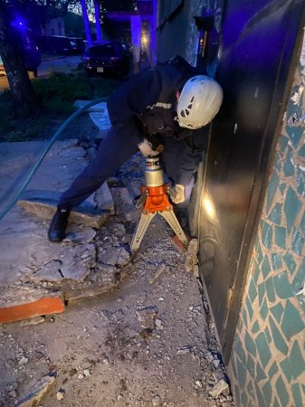 Автомобиль снес козырек подъезда в Усть-Каменогорске