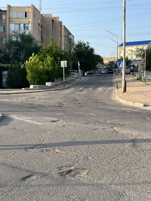Жители 14 микрорайона Актау жалуются на ямы на дорогах