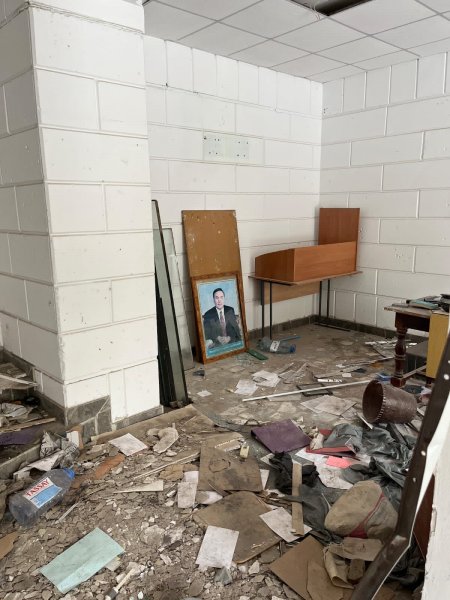 Бесхозное здание бывшего ВУЗа в Актау стало ночлегом для бомжей: кому принадлежит и будет ли восстановлено