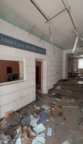 Бесхозное здание бывшего ВУЗа в Актау стало ночлегом для бомжей: кому принадлежит и будет ли восстановлено