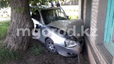 Автомобиль врезался в жилой дом в Уральске. В ДТП пострадал ребенок