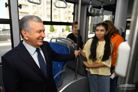 Президент Узбекистана проехался в автобусе "вместе с обычными пассажирами"