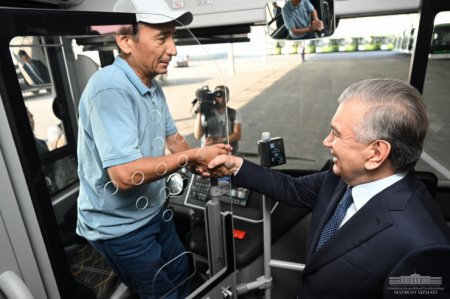 Президент Узбекистана проехался в автобусе "вместе с обычными пассажирами"