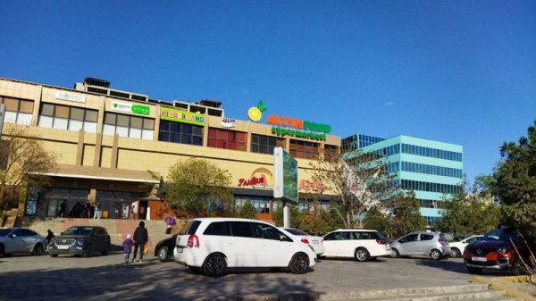 Возвели и забросили: что будет с клиникой у торгового центра в Актау