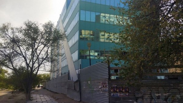 Возвели и забросили: что будет с клиникой у торгового центра в Актау