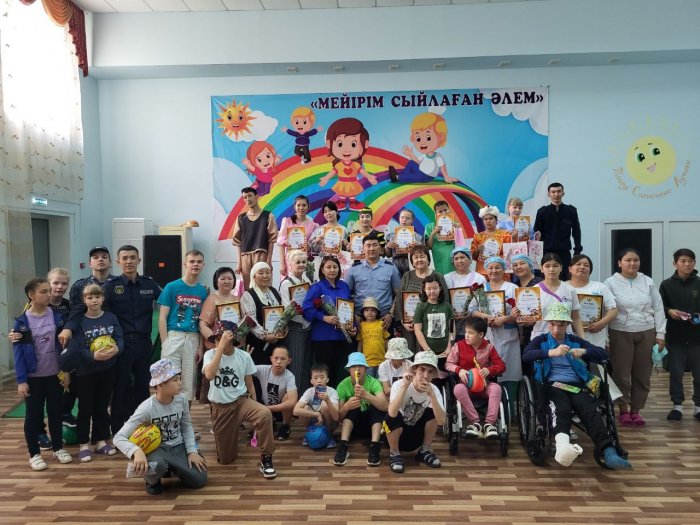 Актауские полицейские поздравили ребят с Днём защиты детей