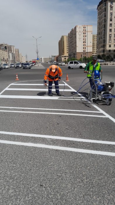 В Актау обновляют дорожную разметку