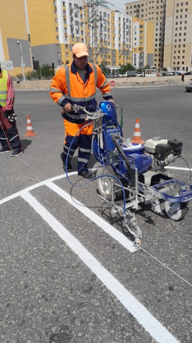 В Актау обновляют дорожную разметку
