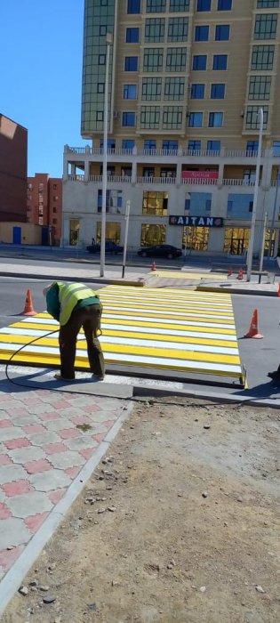 В Актау обновляют дорожную разметку