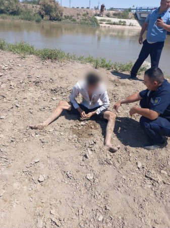 Полицейский попал на видео, спасая тонущего в Кызылординской области