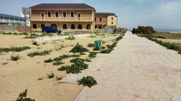 На набережной Актау оказались сломаны почти все лавочки и урны