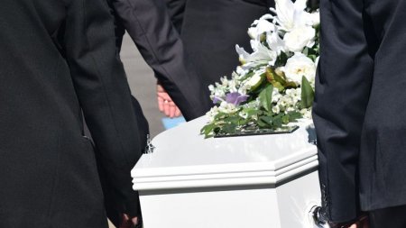 Женщина проснулась в гробу на собственных похоронах в Эквадоре