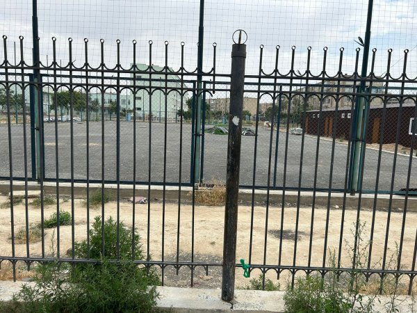 Управление образования Мангистау о ЧП с воротами: подростки без предупреждения проникли на территорию школы