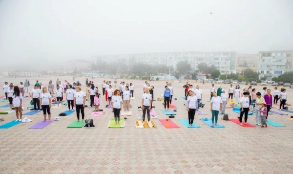 Как на набережной Актау отметили Международный день йоги