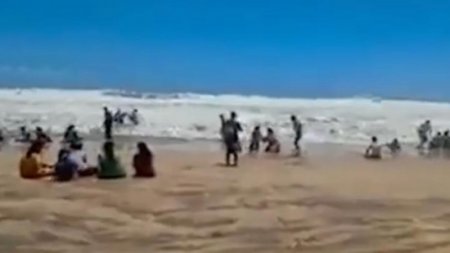 Гигантская волна смыла людей с пляжа в Индии