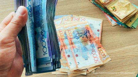 Ежемесячный платеж по кредитам у казахстанцев больше их месячной зарплаты, заявил депутат