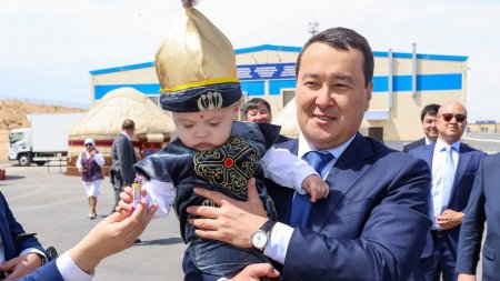 Алихан Смаилов разрезал путы годовалому Алихану из Мангистау