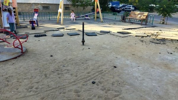 Разворошили в клочья: детской площадке в Актау нужен ремонт