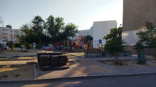 Разворошили в клочья: детской площадке в Актау нужен ремонт