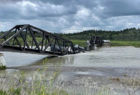 В США грузовой состав с нефтепродуктами упал в реку