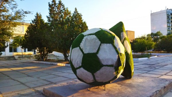 На состояние инсталляции у стадиона в Актау обратили внимание жители