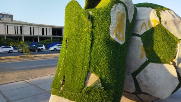 На состояние инсталляции у стадиона в Актау обратили внимание жители