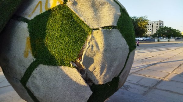 На состояние инсталляции у стадиона в Актау обратили внимание жители