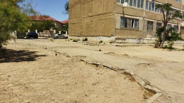 Акимат города: В этом году ремонта тротуаров в 11 микрорайоне  Актау не будет