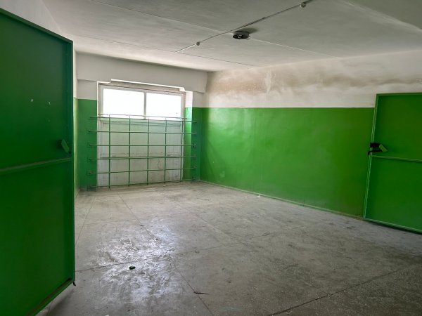 Пенсионер в Актау обустроил подъезд в галерейном доме под мини-детский сад