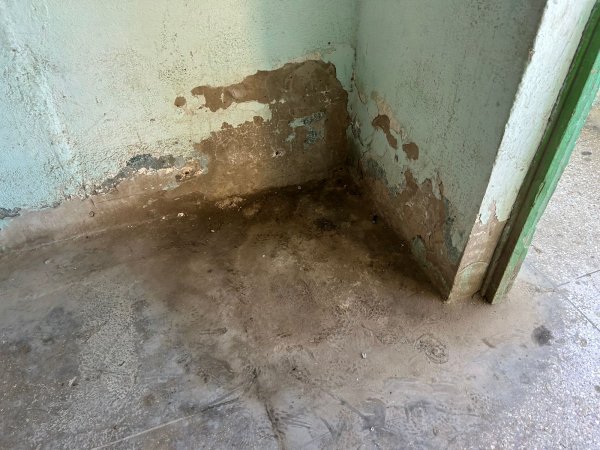 Пенсионер в Актау обустроил подъезд в галерейном доме под мини-детский сад