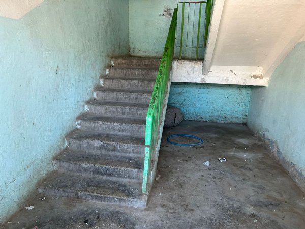 Пенсионер в Актау обустроил подъезд в галерейном доме под мини-детский сад