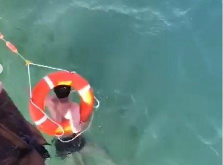 В Актау спасатели помогли двум тонущим парням выбраться на берег