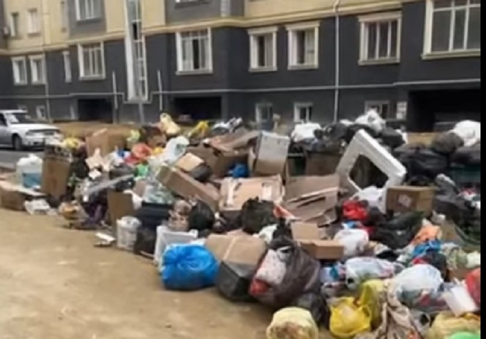 Территорию возле домов в 19 микрорайоне очистили от мусора