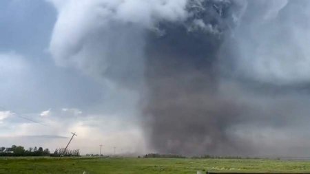 Гигантский торнадо шириной в полтора километра прошёлся по Канаде