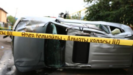 В Алматы Land Cruiser упал на женщину