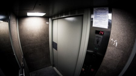 Женщина с двумя детьми застряла в лифте в Шымкенте: "через 10 минут нечем было дышать"