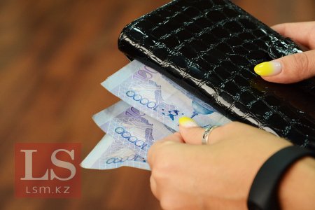 Большую часть своих денег казахстанцы тратят на еду и кредиты