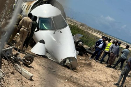 В Сомали самолёт при посадке разорвало на части