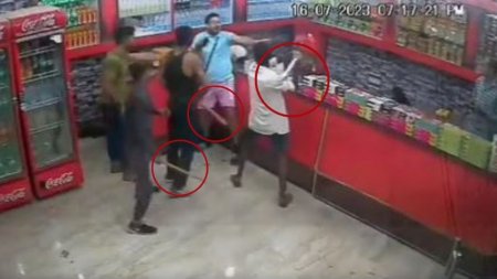 В Индии толпа избила туриста палками и попала на видео