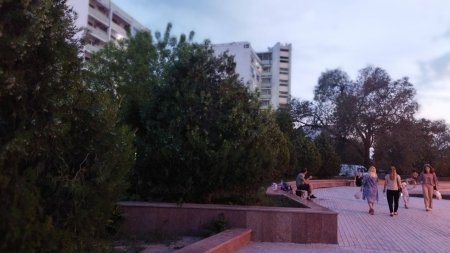 Как «процветает» сквер на бульваре Победы в Актау