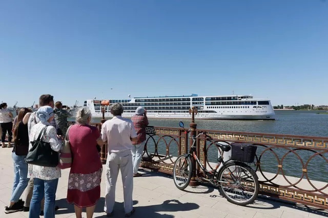 Круизный лайнер «Пётр Великий» готовят к ходовым испытаниям в водах Волги и Каспийского моря