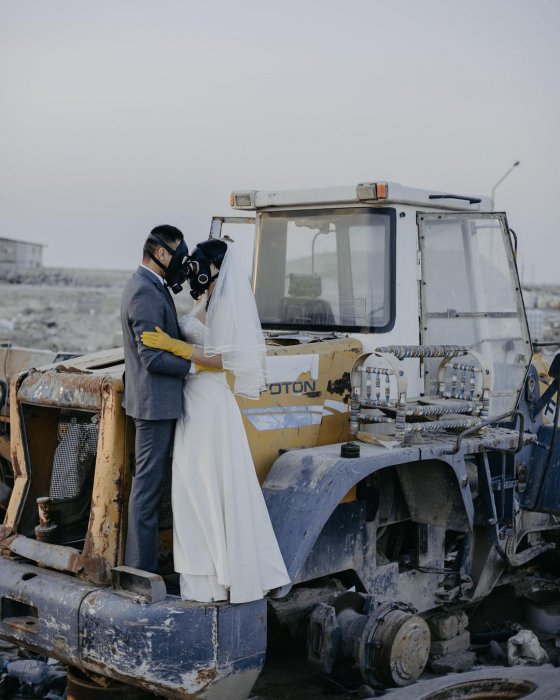 Какими будут свадьбы в 2050 году: два брата из Мангистау устроили фотосессию на свалке