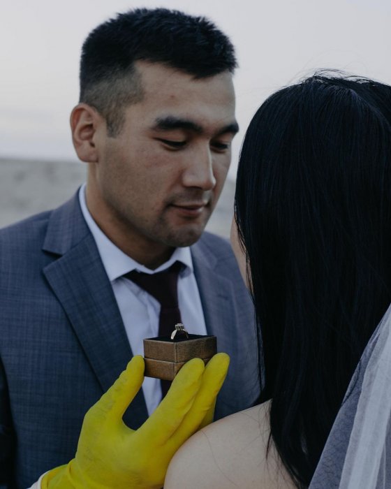 Какими будут свадьбы в 2050 году: два брата из Мангистау устроили фотосессию на свалке