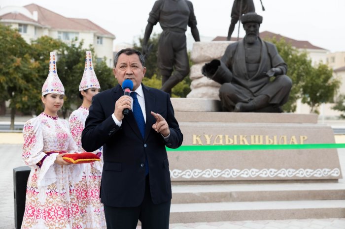 Вода памяти! Скульптуру в честь копателей колодцев - людей древней и почитаемой профессии установили в Актау Вода памяти! Скульптуру в честь копателей колодцев - людей древней и почитаемой профессии установили в Актау